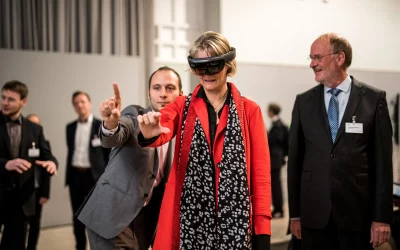 Ministerin Anja Karliczek testet AR-Use Case am Software Campus-Infostand auf dem Digital-Gipfel 2019